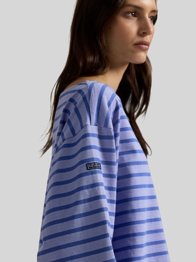 Frauenmodel trägt Oversized Pullover aus reiner Baumwolle von Polo Ralph Lauren in Blau mit Streifen, U-Boot-Ausschnitt, Nahaufnahme Oberkörper.