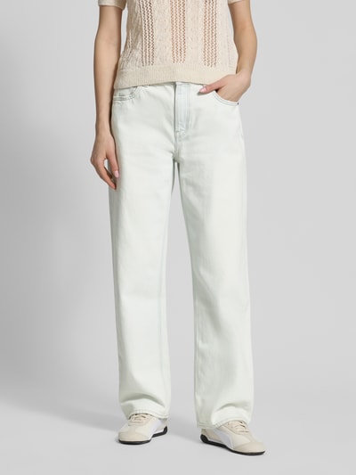 Modelka nosi Straight Fit Jeans mit Logo-Print von Calvin Klein Jeans z czystej bawełny, krój straight fit, 5 kieszeni, szerokość w rozmiarze 27/32: 41 cm, długość wewnętrzna nogawki: 76 cm, jasny kolor, tekstura gładka, widok całej sylwetki z przodu.