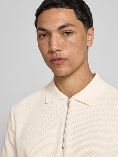 Männermodel trägt Regular Fit Poloshirt aus Baumwolle von Closed mit Strukturmuster, Polokragen, Reißverschluss, Nahaufnahme Oberkörper.