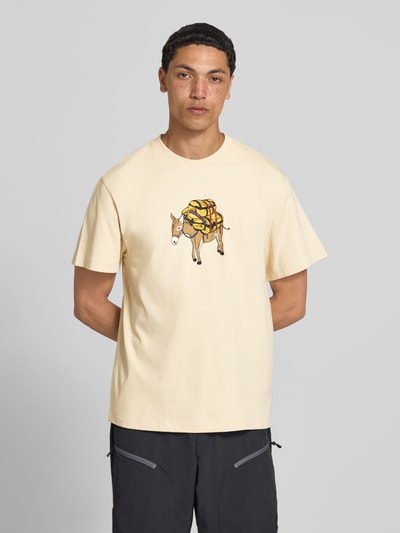 Mannenmodel draagt T-shirt met motiefprint model 'DONKEY TAXI' van The North Face, puur katoen, regular fit, ronde hals, ruglengte maat M 70 cm, motiefprint voorzijde, logoprint achterzijde. Ganzkörperansicht von vorne.