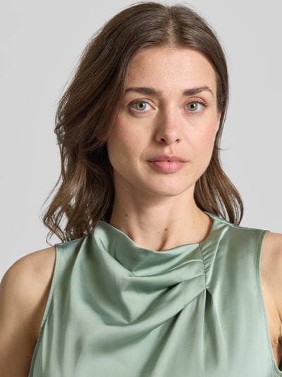 Frauenmodel trägt Jumpsuit aus Satin im ärmellosen Design von comma, mintgrün, glatte Textur, taillierte Passform, Nahaufnahme Oberkörper.