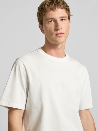 Männermodel trägt T-Shirt mit Rundhalsausschnitt und Logo-Stitching von REVIEW, reine Baumwolle, Regular Fit, Nahaufnahme Oberkörper.