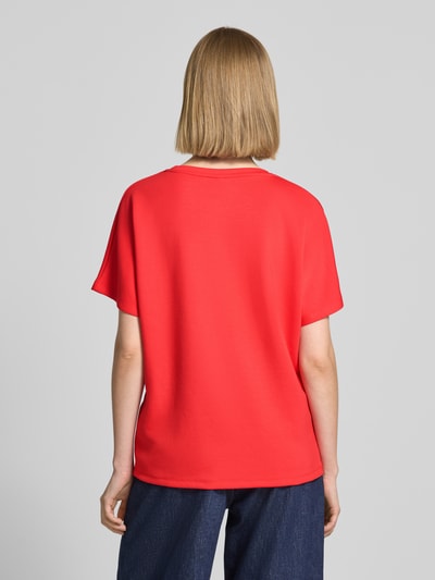 Frauenmodel trägt Damen T-Shirt mit Rundhalsausschnitt im Relaxed-Fit aus Material-Mix mit Micromodal-Anteil, Modell 'BANU' von Soyaconcept, kräftiges Rot, Statement-Print nicht sichtbar, Ganzkörperansicht Rückansicht.