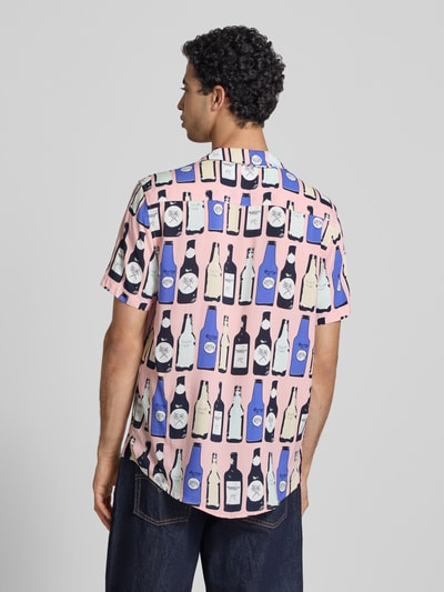 Männermodel trägt Regular Fit Freizeithemd aus Viskose Modell 'ANVAR' von Blend, rosa mit buntem Flaschenmuster, Ganzkörperansicht Rückansicht. Allover-Look, Reverskragen, Rückenlänge 77 cm, Schulterbreite 44 cm, Ärmellänge 23 cm.