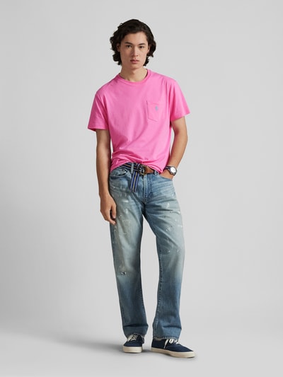 Mannenmodel draagt Regular Fit T-Shirt uit zuiver katoen van Polo Ralph Lauren, unikleuren, logo-stiksel, ronde hals, korte mouw, jersey. Volledige lichaamsaanzicht van voren.