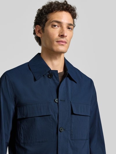 Mannelijk model draagt donkerblauw Regular fit overshirt uit katoenmix model 'CARVAR' van Selected Homme, Nahaufnahme Oberkörper.
