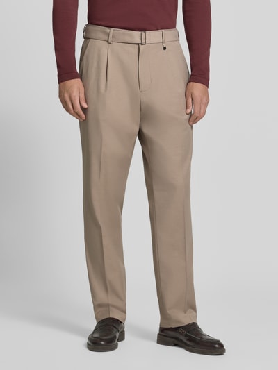 Männermodel trägt Hose mit Gürtel und Gesäßleistentaschen von Antony Morato in Beige mit Bügelfalte, Relaxed Fit, Nahaufnahme Oberkörper.