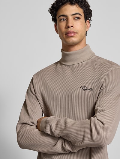 Męski model nosi Sweter z golfem w efekcie prążkowania z wyhaftowanym logo od Pegador, bawełna, krój relaxed fit, Nahaufnahme Oberkörper.