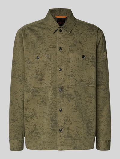 Produktfoto, Regular Fit Hemdjacke aus reiner Baumwolle Modell 'LOCKY_2' von BOSS Orange in Oliv mit Allover-Muster, Umlegekragen, einreihiger Knopfleiste, Label Patch, Manschetten, Brusttaschen und strukturierter Textur.