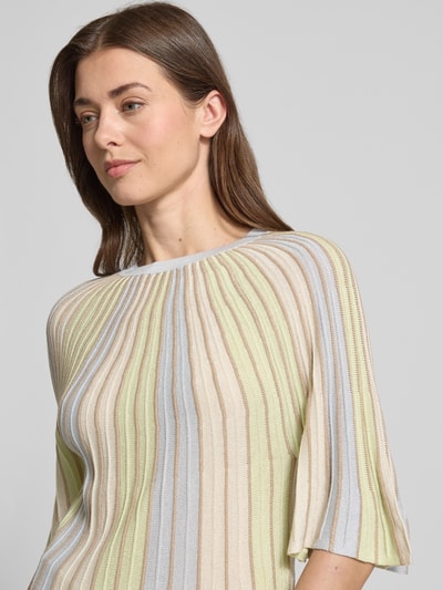 Frauenmodel trägt Regular Fit Strickpullover aus Viskose-Mix von s.Oliver BLACK LABEL, mehrfarbig mit Effektgarn, Rundhals, Kurzarm, Strickstruktur, Ganzkörperansicht von vorne.