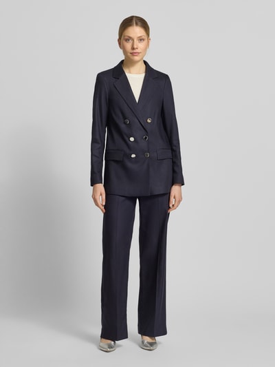 Vrouwenmodel draagt Fein strukturierte Hose mit Knöpfen van comma, donkerblauw, wide fit, viscosemix, fijngestructureerde textuur, volledige lichaamsvoorzijde.