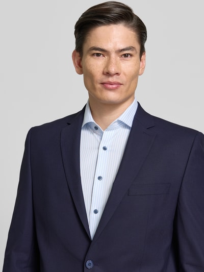 Męski model nosi Anzug mit Reverskragen und Bügelfalten od HECHTER PARIS, ciemny kolor, krój regular fit, zbliżenie na górną część ciała.