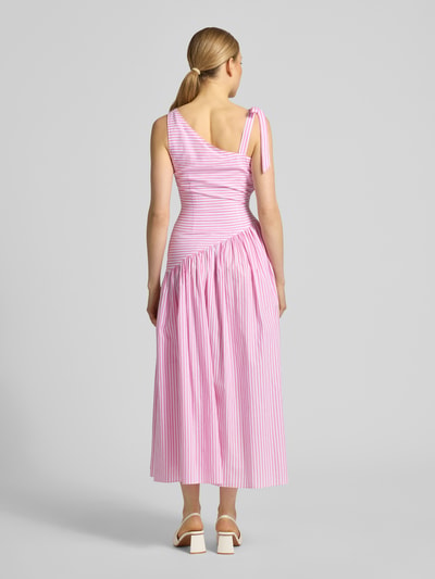 Modelka nosi Midikleid in asymmetrischem Look von Little Mistress, różowo-białe paski, drapowania, krój dopasowany, długość tyłu w rozmiarze 36: 129 cm, szerokość w rozmiarze 36: 39 cm, widok całej sylwetki z tyłu.