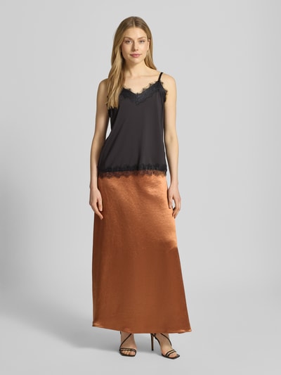 Kobiece modelka nosi długą spódnicę z satyny o linii a z elastycznym pasem, Maxirock aus Satin mit elastischem Bund Modell 'TUONO' od MM by Max Mara, kolor miedziany, satynowa powierzchnia, szerokość w rozmiarze 36: 37 cm, całkowita długość w rozmiarze 36: 106 cm, ganzkörperansicht von vorne.