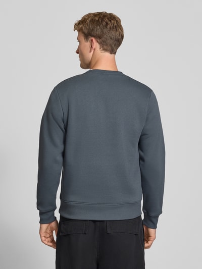 Männermodel trägt Regular Fit Sweatshirt mit Baumwoll-Anteil Modell 'Munk' von JACK & JONES, matter Stoff, Rückansicht, Ganzkörperansicht. Material-Mix, elastische Abschlüsse, Rundhalsausschnitt.