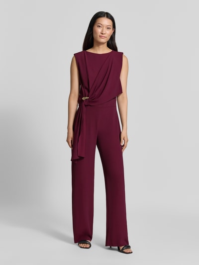 Frauenmodel trägt Regular Fit Jumpsuit mit Zierbesatz von Rinascimento in Bordeaux, ärmellos, U-Boot-Ausschnitt, Ganzkörperansicht von vorne.