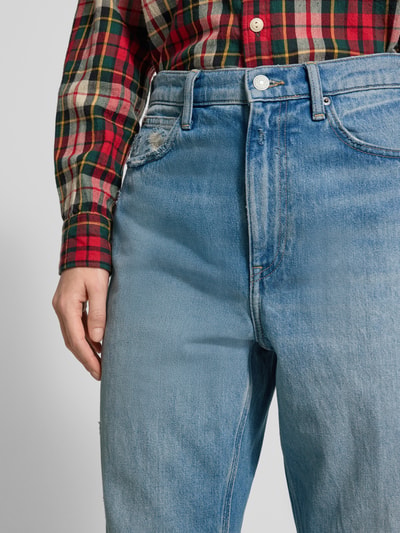Frauenmodel trägt Jeans mit 5-Pocket-Design von Polo Ralph Lauren aus reiner Baumwolle im Used-Look und Lockerer-Schnitt, Nahaufnahme Oberkörper.