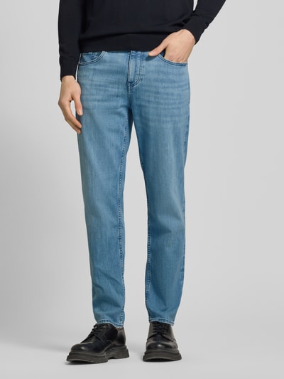 Männermodel trägt Straight Fit Jeans aus Baumwoll-Mix Modell 'MAINE' von BOSS in Denim-Optik, 5-Pocket-Design, Ganzkörperansicht von vorne.