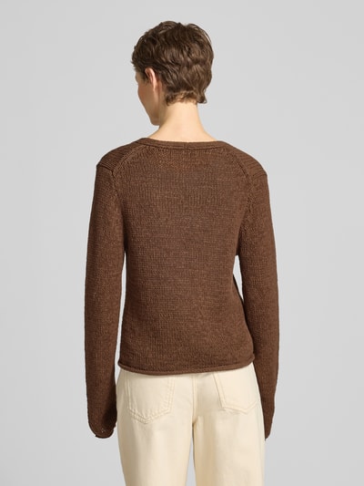 Frauenmodel trägt Slim Fit Strickjacke aus Baumwoll-Mix von Marc O'Polo, Braun, Optik: Unifarben, Materialverarbeitung: Strick, Ganzkörperansicht Rückansicht.