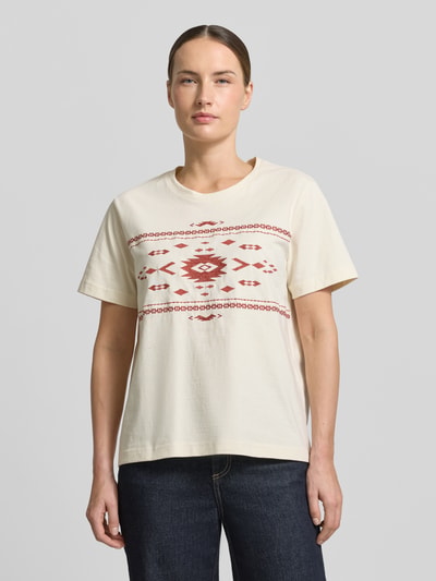 Vrouwenmodel draagt Regular Fit T-shirt met all-over stitching model 'FLORIS' van Mustang, puur katoen, ronde hals, ruglengte maat S 60 cm, vooraanzicht bovenlichaam