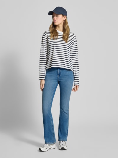 Frauenmodel trägt Flared Jeans aus Baumwoll-Mix Modell 'BLUSH' von Only, hellblau, 5-Pocket, Denim-Optik, Ganzkörperansicht von vorne.
