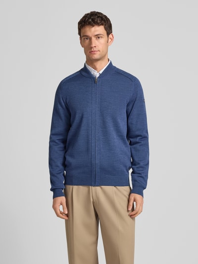 Männermodel trägt Strickjacke aus Schurwolle mit Reißverschluss von MAERZ Muenchen in Blau, Regular Fit, Stehkragen, Ganzkörperansicht von vorne.
