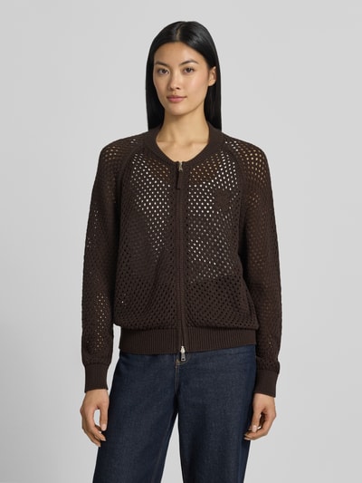 Frauenmodel trägt Oversized Strickjacke mit Lochmuster Modell 'Bomber' von Smith and Soul, Baumwoll-Mix, Rundhalsausschnitt, Zweiwege-Reißverschluss, gerippte Abschlüsse, dunkelbraun, Ganzkörperansicht von vorne.