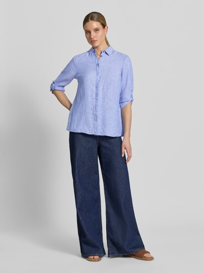Frauenmodel trägt Relaxed Fit Leinenbluse mit 3/4-Arm Modell 'Clay' von TONI, hellblau, sichtbare Struktur, lockerer Schnitt, Ganzkörperansicht von vorne.