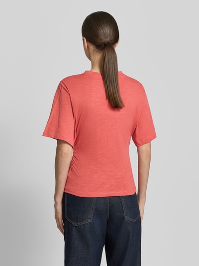 Frauenmodel trägt T-Shirt mit 1/2-Arm und Raffungen von Jake*s Casual in Koralle, Reine Baumwolle, Körpernahe Passform, Rückenlänge 54 cm, Ganzkörperansicht Rückansicht.