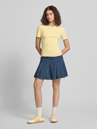 Frauenmodel trägt Slim Fit T-Shirt aus Baumwoll-Mix Modell 'TENNA' von Only, Optik: Unifarben, Rundhals, Kurzarm, Frill, Ganzkörperansicht von vorne.