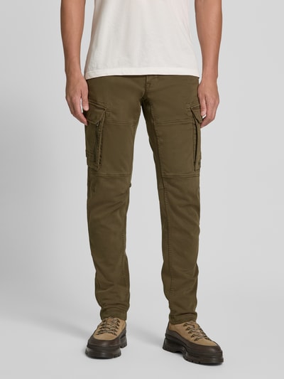 Männermodel trägt Cargohose mit Pattentaschen Modell 'EXPEDIZOR' von PME Legend in Oliv, Skinny Fit, Ganzkörperansicht von vorne.