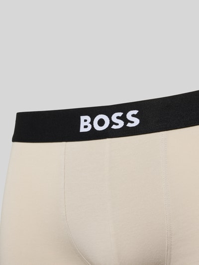 Männermodel trägt Trunks aus Baumwoll-Mix im 3er-Pack von BOSS, Optik: Unifarben, Passform: Skinny-Fit, Label-Bund, Materialverarbeitung: Stretch, Nahaufnahme Hüfte.