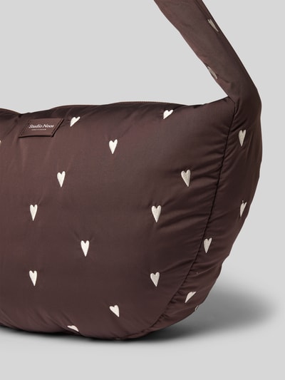 Produktfoto, Shoulder Bag mit Logo-Detail Modell 'Puffy' von Studio Noos, brauner Stoff mit weißen Herz-Stitchings, Reißverschluss, Schulterriemen, Damen-Handtasche, Maße 47x35x10 cm, Motiv-Stitching deutliche Textur