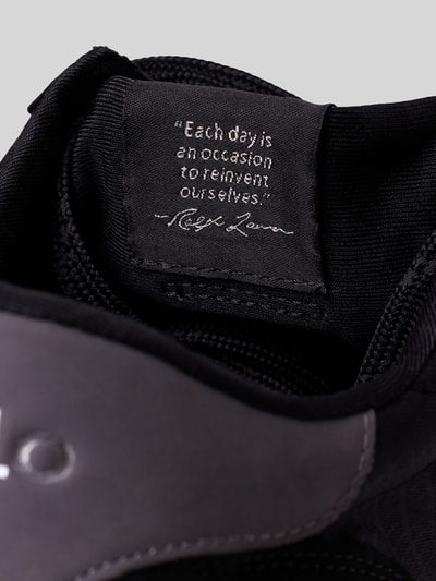 Produktfoto, Low Top Sneaker aus echtem Leder von Polo Ralph Lauren, unifarben, abgerundete Schuhspitze, flacher Absatz, Label-Prägung, Logo-Stitching, Logo-Patch, Schnürung, profilierte Sohle, Mesh und Velours, materiał: prawdziwa skóra