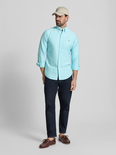 Männermodel trägt Freizeithemd mit Knopfleiste von Polo Ralph Lauren aus reiner Baumwolle, Regular-Fit, Button-Down-Kragen, Label-Stitching, Ganzkörperansicht von vorne.