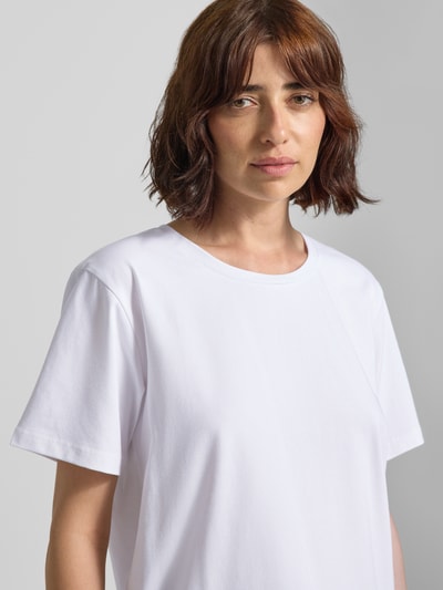 Frauenmodel trägt T-Shirt mit Spitze Modell 'SURE' von FREE/QUENT in Weiß, Baumwoll-Elasthan-Mix, relaxed Fit, Nahaufnahme Oberkörper.