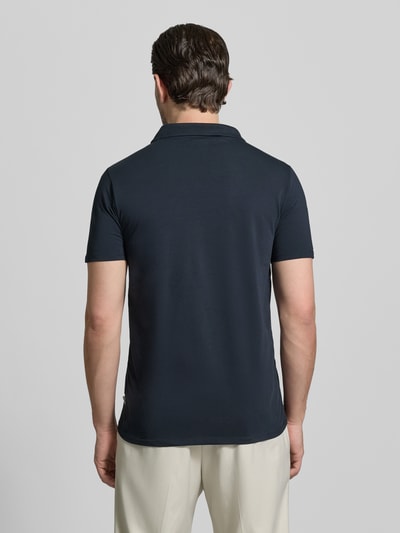 Männermodel trägt Slim Fit Poloshirt mit V-Ausschnitt von Lindbergh, dunkelblauer Baumwoll-Elasthan-Mix, Rückenlänge 68 cm, Ganzkörperansicht Rückansicht.