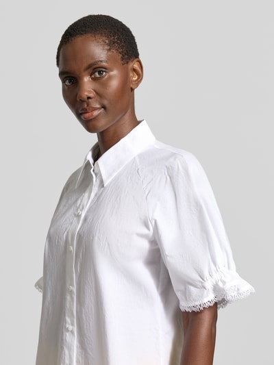 Frauenmodel trägt Bluse mit 1/2-Arm und Hemdblusenkragen von Luisa Cerano aus reiner Baumwolle, Straight Fit, Nahaufnahme Oberkörper.