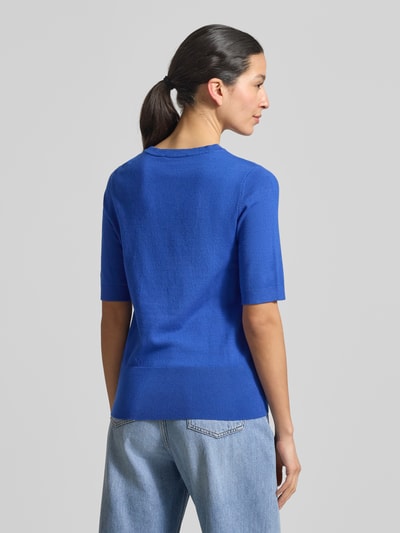 Frauenmodel trägt Strickshirt aus Viskose-Mix mit Rundhalsausschnitt von Betty Barclay in Blau, 1/2-Arm, Regular Fit, Rückansicht, Ganzkörperansicht.