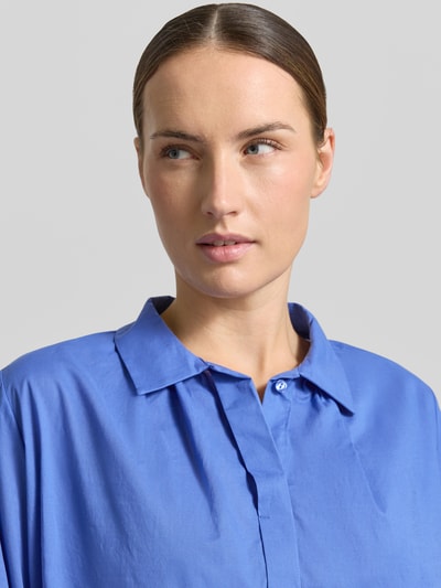 Vrouwenmodel draagt Bluse mit verdeckter Knopfleiste van Milano Italy in effen blauw, puur katoen, kentkraag, recht model, ruchedetail mouwen, nahaufnahme bovenlichaam.