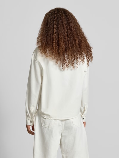 Frauenmodel trägt Relaxed Fit Hemdjacke mit Label-Detail Modell 'Georgia' von Carhartt Work In Progress aus reiner Baumwolle, Ganzkörperansicht Rückansicht.