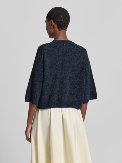 Vrouwenmodel draagt Strickjacke aus Alpaka-Mix mit Leinen-Anteil Modell 'Thora' van MOS MOSH in donkerblauw, recht fit, 3/4-mouw, rugaanzicht, context: dames vest van alpaca-mix met linnen, V-hals, knopenrij, ruglengte maat S 50 cm, mouwlengte 19 cm