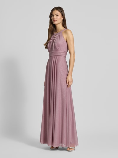 Modelka nosi Sukienka wieczorowa 'Regular Fit Abendkleid aus Glitzer-Mesh' od Jake*s Cocktail, błyszcząca siateczka, krój regular fit, wycięcie w kształcie łezki, taliowany, efekt plisowania, wszyty zamek błyskawiczny, długość tyłu w rozmiarze 36: 152 cm, szerokość w rozmiarze 36: 37 cm, widok całej sylwetki z przodu.