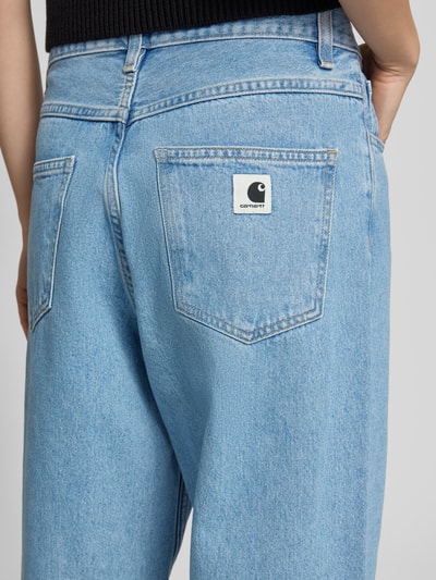 Frauenmodel trägt Wide Leg Jeans im 5-Pocket-Design Modell 'Brandon' von Carhartt Work In Progress aus Reine Baumwolle, Detailaufnahme Rückansicht.