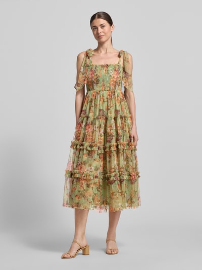 Vrouwenmodel draagt Cocktailkleid im Stufen-Look van LACE & BEADS in groene en roze tinten, a-lijn, tule, smokdetails, veters, geheel voorsaanzicht.
