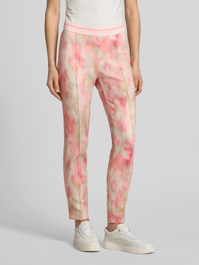 Vrouwenmodel draagt Leggings mit Längsnähten und elastischem Bund van Marc Cain in roze en beige allover-look, nauwsluitende pasvorm, zichtbare lengtenaden, elastische tailleband, materiaal-mix met stretch, detailopname benen, Ganzkörperansicht van voren.