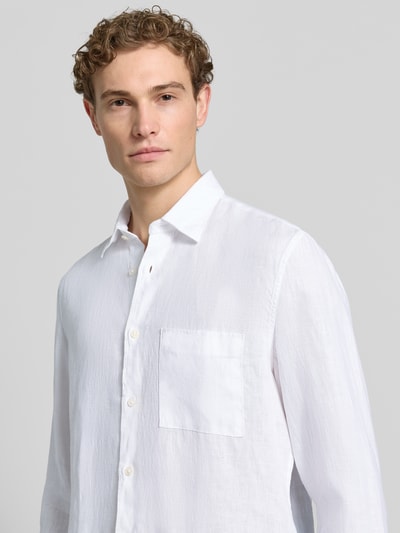 Męski model nosi Regular Fit Freizeithemd aus reinem Leinen od Marc O'Polo, biały, len, kieszeń, krój regular fit, półzbliżenie przodu.