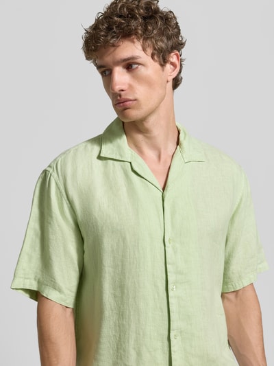 Männermodel trägt Regular Fit Leinenhemd mit Reverskragen von MCNEAL, Reines Leinen, Knopfleiste, Kurzärmelig, Nahaufnahme Oberkörper.