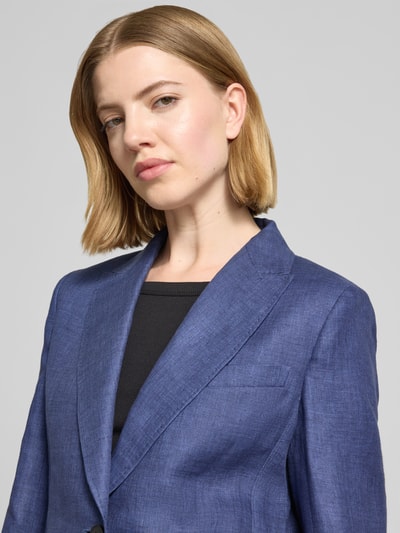Frauenmodel trägt Shaped Fit Blazer aus reinem Leinen Modell 'NALUT' von Weekend Max Mara in Melange-Optik mit steigender Reverskragen und Brustleistentasche, Nahaufnahme Oberkörper.