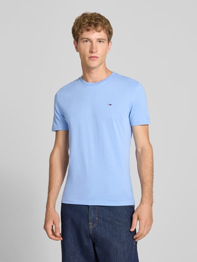 Männermodel trägt lichtblauw Slim Fit T-Shirt aus Baumwoll-Mix von Tommy Jeans, effen structuur, Heren t-shirt, Ganzkörperansicht von vorne.